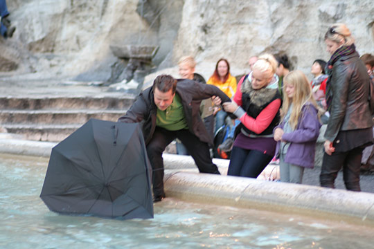 Oups dans la Fontaine de Trevi